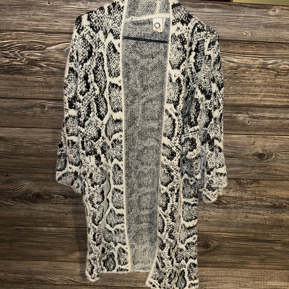 Anthropologie Akemi + Kin Sigrid Fuzzy Snake Skin Kimono Gray White Cardigan - Picture 2 of 11